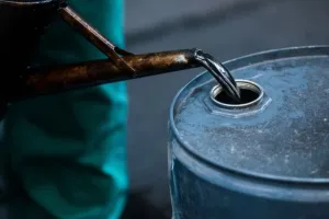 चालू वित्त वर्ष में 100 अरब डॉलर को पार कर सकता है भारत का कच्चे तेल का आयात बिल