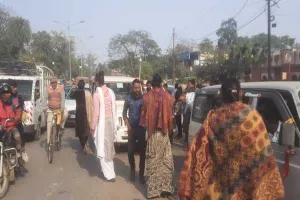 बाराबंकी: निर्वाचन आयोग के उड़न दस्ते को किन्नरों ने घेरा, कलेक्ट्रेट के सामने हुई दुर्घटना