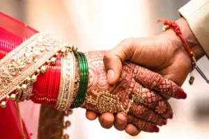 बरेली: 40 के युवक पर आया 20 साल की लड़की का दिल, रचाई शादी