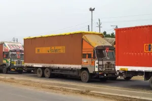 बरेली: ओवरब्रिज पर रखे जा रहे गाटर, लगा जाम