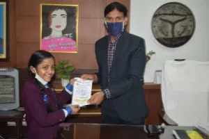 लखीमपुर खीरी: डीएम ने कक्षा पांच की छात्रा विधि को बनाया स्वीप बाल एंबेसडर