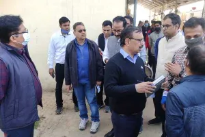 बाराबंकी: दरियाबाद रेलवे स्टेशन का डीआरएम ने किया निरीक्षण, बदहाली देख हुए नाराज