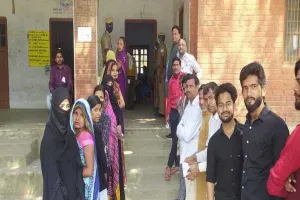 UP Election 2022: सुबह 11 बजे तक हुई 18.44% वोटिंग, कई मतदान केंद्रों पर ईवीएम खराब
