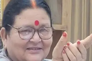 UP Election 2022: कानपुर की मेयर पर मतदान की गोपनीयता भंग करने का लगा आरोप, हुई FIR