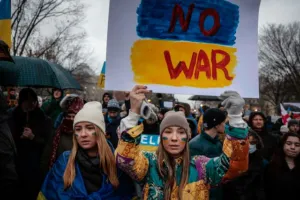 Russia Ukraine war: यूक्रेन के नागरिकों में गजब का जज्बा, रूस से जंग लड़ने को विदेशों से लौट रहे, बोले- मातृभूमि की रक्षा करनी है