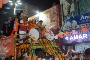 बरेली: तिलक इंटर कॉलेज से शुरू हुआ योगी का रोड शो, भीड़ इतनी कि कदम रखने तक की जगह नहीं