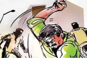 बहराइच: दबंगों ने रंजिश में गिराई महिला के मकान की दीवार, नहीं दर्ज हुआ केस