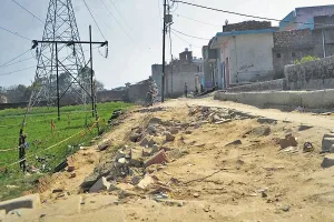 अमृत विचार अभियान : टूटी सड़कों पर हादसों का डर, रात में रोशनी भी नदारद