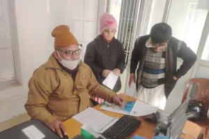 बरेली: मौसम खुलते ही आधार संशोधन कराने पहुंचे लोग