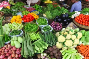 बदायूं: चुनाव संपन्न होते ही खुली मंडी, उमड़ी फल-सब्जी खरीदारों की भीड़