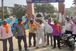 मुरादाबाद : शरारती तत्वों ने होली में लगाई आग, गुस्साए ग्रामीणों ने थाने पर किया प्रदर्शन