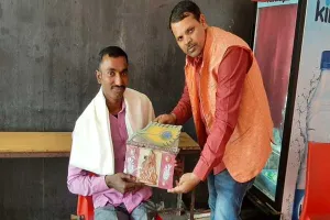 बहराइच: गौरैया सेवा सम्मान से नवाजे गये दिव्यांग मिथिलेश, विलुप्तप्राय पक्षी की खूब की है सेवा