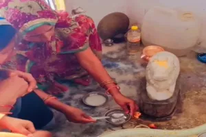 रायबरेली: नंदी महाराज के जल पीने की अफवाह पर शिवालयों में उमड़ी भीड़