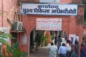 बरेली: लिपिक को बचाने के लिए अफसरों के चक्कर काट रहा ठेकेदार