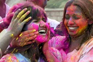 Holi Skin Care: होली में केमिकल युक्‍त रंगों से रखें अपनी त्वचा का ख्याल, फॉलो करें यह टिप्‍स