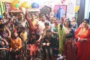 बरेली: दिव्यांग बच्चों के साथ गुलाल और फूलों से होली खेली