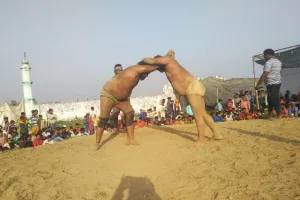 बरेली:  दंगल में पहलवानों ने दिखाए कुश्ती के दांव पेच