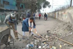 शाहजहांपुर: सुबह नदियों की सफाई, फिर कूड़े को उपयोगी बनाने का दिया संदेश