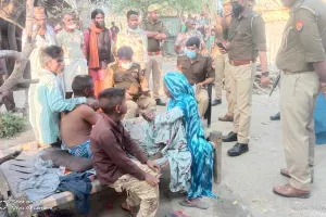 बहराइच: एएसपी ने पुरैना गांव का किया निरीक्षण, लूटकांड के पीड़ित परिवार से की मुलाकात