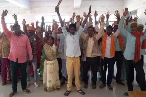 बहराइच: यूनिट से कम खाद्यान्न देने और कोटेदार द्वारा घूस की मांग पर ग्रामीणों ने किया प्रदर्शन, सौंपा ज्ञापन