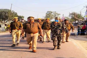 बहराइच: मतगणना को लेकर पैरा मिलिट्री फोर्स के साथ पुलिस ने गांवों में किया फ्लैग मार्च