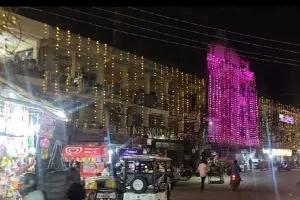 लखनऊ: योगी के शपथ ग्रहण से पूर्व राजधानी में सज गए मंदिर, 11 जगहों पर की जाएगी आतिशबाजी
