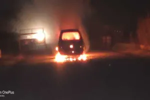 उन्नाव: चलती कार बनी आग का गोला, मचा हड़कंप