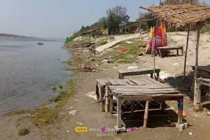 रायबरेली: गंगा तट पर लगा गंदगी का अंबार, दुर्गंध से लोग हो रहे परेशान