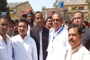 उन्नाव: सरकारी कर्मचारी की कार में संदिग्ध सामान मिलने की सूचना पर मतगणना स्थल पहुंचे सपाई