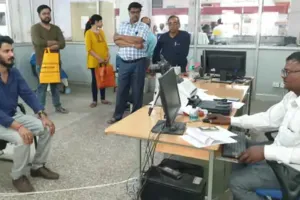 मथुरा: बाबू के भरोसे चल रही पासपोर्ट सेवा, वेरिफिकेशन के लिये घंटों करना पड़ रहा इंतजार