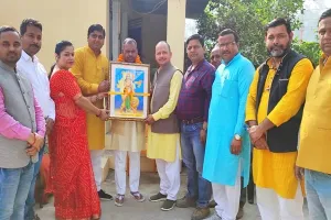 बहराइच: राष्ट्रीय शैक्षिक महासंघ ने आवास पहुंचकर विधायक से की मुलाकात, दिया स्मृति चिन्ह