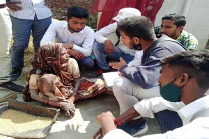 बहराइच: एनएसएस स्वयं सेवियों ने गांव की महिलाओं को बनाया साक्षर, किया जागरूक