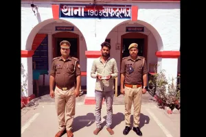 बाराबंकी: 25 हजार का इनामी बदमाश चढ़ा पुलिस के हत्थे, विभिन्न थाना क्षेत्रों में दर्ज हैं 15 मुकदमे