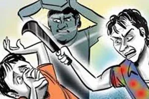 लखनऊ: कमरे की सफाई कर रहा था युवक, पड़ोसी ने अचानक आकर बांके से किया वार, आईं गंभीर चोटें