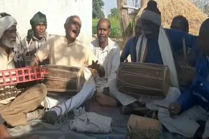 बाराबंकी: फाग के राग से गूंजने लगी चौपालें, सुबह शाम घरों में गाए जाते हैं होली गीत