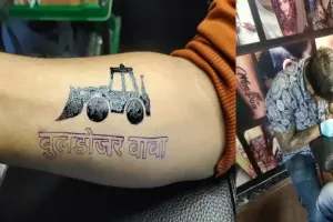 वाराणसी:  ‘बुलडोजर बाबा’ का समर्थकों में दिखा क्रेज, बनवा रहे हाथों में टैटू