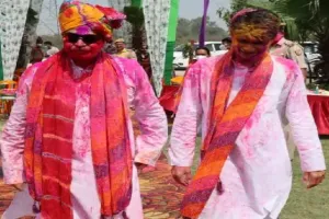 गौतम बुद्ध नगर: हर्ष और उल्लास के साथ पुलिस कमिश्नर और डीएम ने मिलकर मनाई होली, वीडियो हुआ वायरल