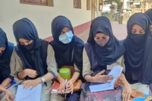 हिजाब विवाद: बिना हिजाब के कॉलेज नहीं जाएंगे, कानूनी रूप से लड़ेंगे- उडुपी की मुस्लिम छात्राएं