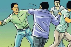 तमिलनाडु में पंचायत चुनाव के दौरान द्रमुक और अन्नाद्रमुक कार्यकर्ता भिड़े