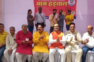 बरेली: हड़ताल के समर्थन में उतरी एनई रेलवे मजदूर यूनियन