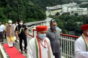 जम्मू कश्मीर के उपराज्यपाल ने वैष्णो देवी मंदिर में दर्शन कर व्यवस्था की समीक्षा की