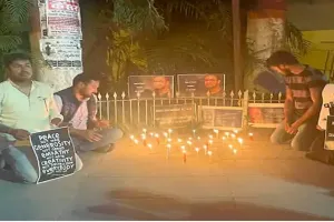 BHU  के सिंह द्वार पर छात्रों ने मोमबत्ती जलाकर यूक्रेन-रूस युद्ध में जान गवांने वाले छात्र को दी श्रद्धांजलि