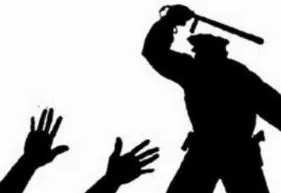 इंदौर में निर्वस्त्र अवस्था में एक व्यक्ति की पुलिस ने की लात-घूंसों से पीटाई