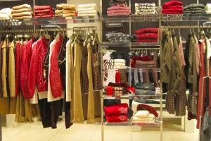 लखनऊ: अप्रैल से यूपी में दस फीसदी से ज्यादा महंगे हो जाएंगे कपड़े, जानें वजह