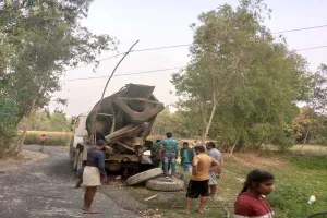 बाराबंकी: झूलते बिजली के तारों की चपेट में आया मिक्सर मशीन ट्रक, जलकर हुआ राख, ड्राइवर ने कूदकर बचाई जान