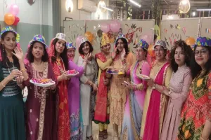 मुरादाबाद : महिलाओं ने अबीर-गुलाल के साथ बिखेरा नृत्य का जलवा