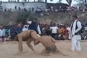 इटावा: बाबा सिद्धनाथ मंदिर में राष्ट्रीय स्तर के खिलाड़ियों ने दिखाया दंगल, सांसद ने पहलवानों का बढ़ाया हौसला