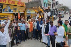 अमरोहा : भाजपा के पक्ष में रुझान आते ही सड़कों पर बुल्डोजर लेकर उतरे भाजपाई, मनाया जश्न