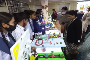 मुरादाबाद : बच्चों ने आधुनिक तस्वीर से दर्शाया भारत का भविष्य