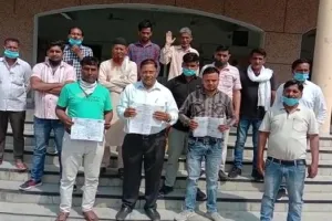 अमरोहा : मुआवजे की मांग को लेकर ग्रामीणों ने कलेक्ट्रेट पर किया प्रदर्शन